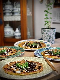 Una foto de Okonomiyaki y su salsa