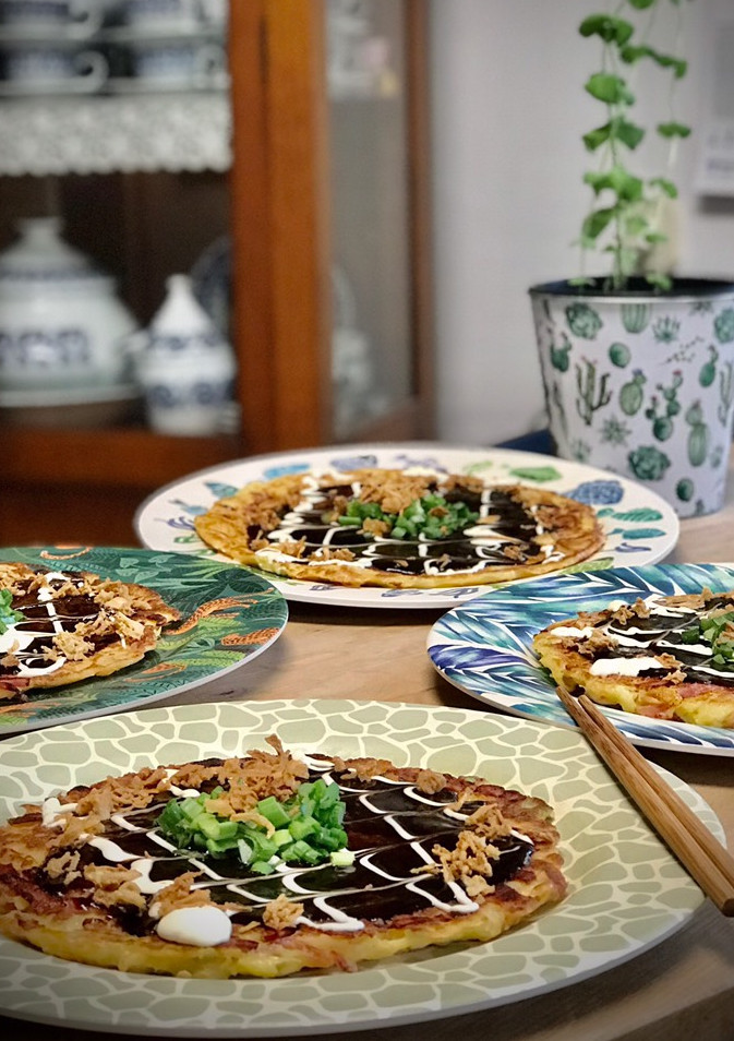 Una foto de Okonomiyaki y su salsa