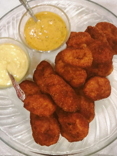 Una foto de Nuggets de pollo acompañado con mayonesa y aderezo de chipotle