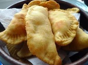 Una foto de Empanadas fritas de queso y camarón