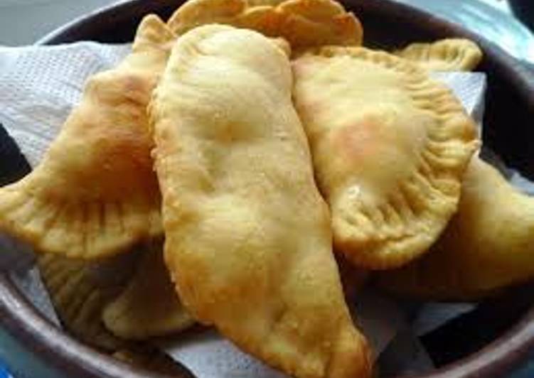 Empanadas fritas de queso y camarón