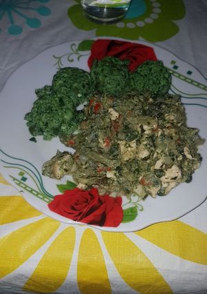 Una foto de Revuelto de acelga y pollo sin huevo con bombita de espicana con huevo