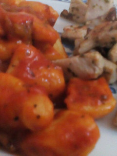 Una foto de Ñoquis en salsa con pollo al ajillo