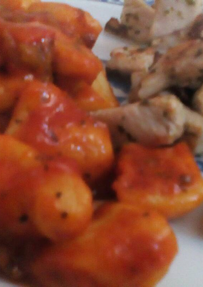 Una foto de Ñoquis en salsa con pollo al ajillo