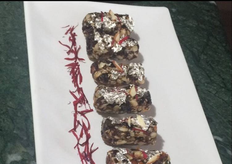 Dates and nuts rolls