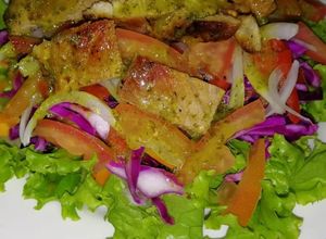 Una foto de Ensalada de Verduras, y cerdo a la plancha