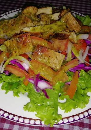 Una foto de Ensalada de Verduras, y cerdo a la plancha