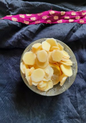 લિલી હળદર (Turmeric pickle Recipe in Gujarati) રેસીપી મુખ્ય ફોટો
