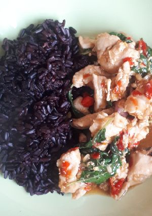 รูปของ กระเพราไก่ + ข้าวไรซ์