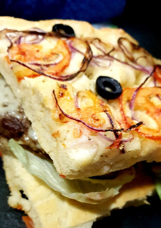 Una foto de Hamburguesa en pan de focaccia casero