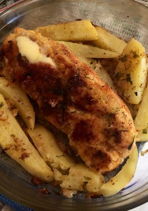 Una foto de Arrollado de pollo con papas al horno