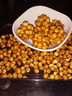 कॅरेमल फुटाणे लाडू (caramel futane ladoo recipe in marathi) रेसिपी चे मुख्य फोटो