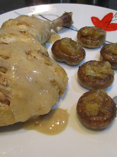 Una foto de Muslo de pollo con champiñones y cebolla caramelizada (con miel)