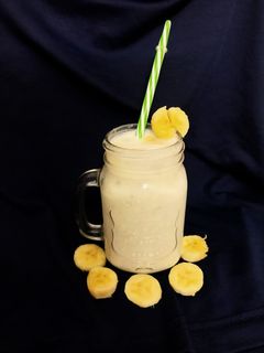 બનાના મિલ્ક શેક (Banana Milk Shake Recipe In Gujarati) રેસીપી મુખ્ય ફોટો