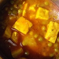 A picture of Matar paneer.