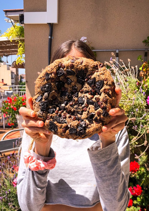 Una foto de MEGA-COOKIE DE OREO