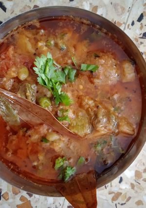 ઊંધિયું (Undhiyu Recipe In Gujarati) રેસીપી મુખ્ય ફોટો