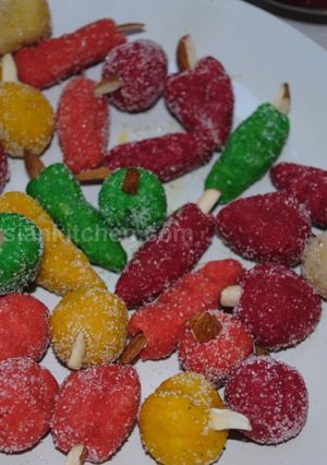 A picture of Persian Mulberry marzipan sweets (Tut شیرینی بادامی).