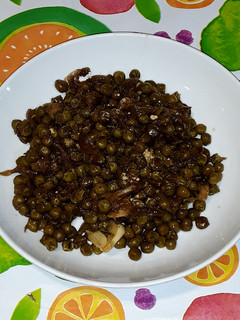 Una foto de Guisantes encebollados