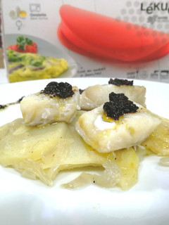 Una foto de Bacalao y patatas panaderas con vinagreta de ajo negro con Lékué
