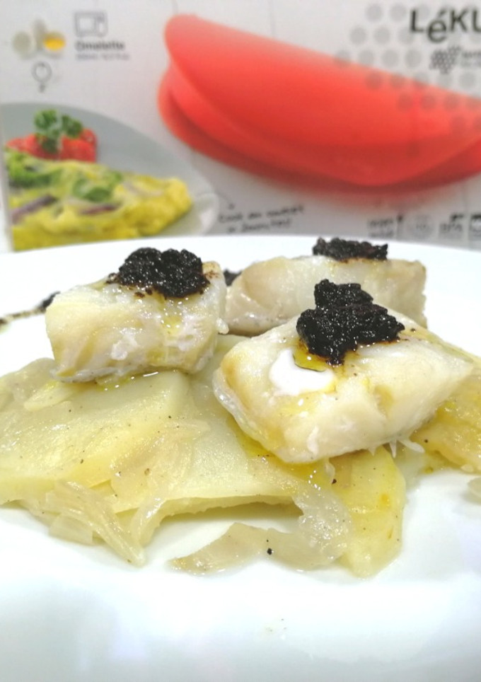 Una foto de Bacalao y patatas panaderas con vinagreta de ajo negro con Lékué