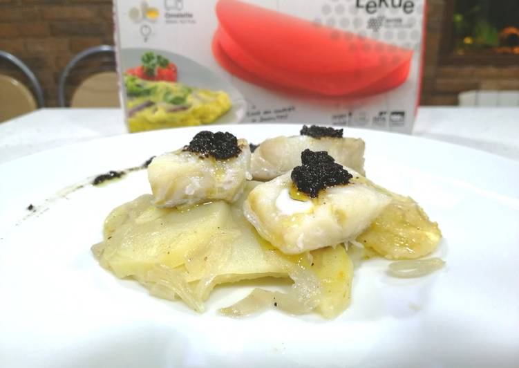 Bacalao con patatas panaderas y vinagreta de ajo negro con lékué
