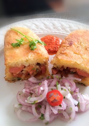 Una foto de Yucas Rellenas de salchichas salteadas 👍🇵🇪