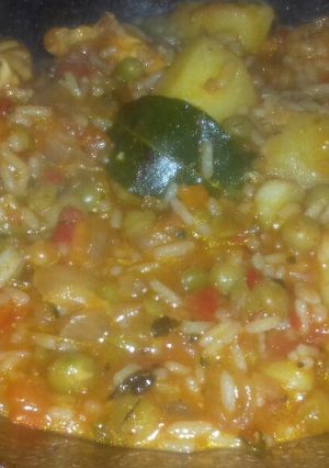 Una foto de Guiso de Arroz Con Pollo