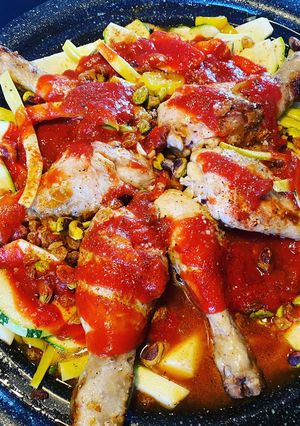 Une photo de Tajine au poulet et aux légumes du soleil