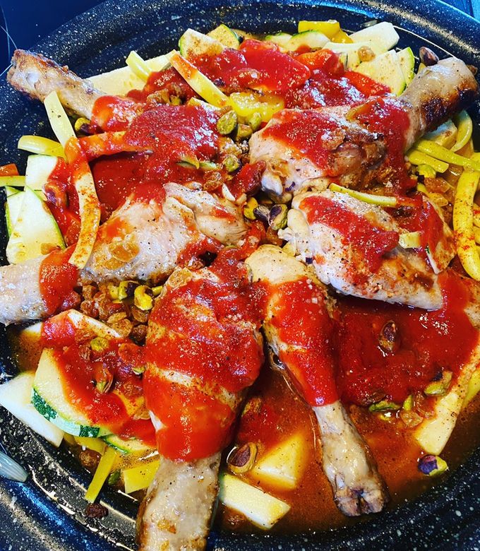 Une photo de Tajine au poulet et aux légumes du soleil