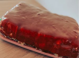 Una foto de Torta helada de frutilla y dulce de leche