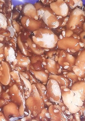मूंगफली गुड़ की चिक्की (Moongfali gud ki chikki recipe in Hindi) रेसिपी मुख्य फोटो
