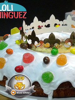 Una foto de Roscón de Reyes con glaseado real y relleno de trufa