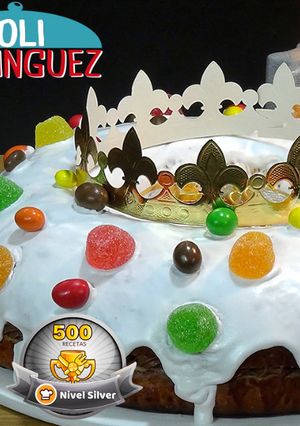 Una foto de Roscón de Reyes con glaseado real y relleno de trufa