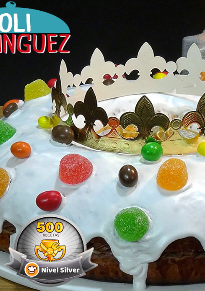 Una foto de Roscón de Reyes con glaseado real y relleno de trufa