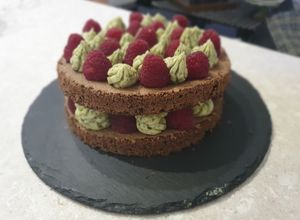 Foto di Naked cake pistacchio e lamponi