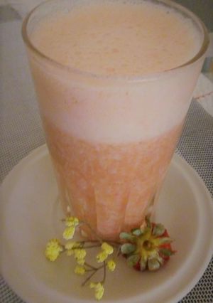 Una foto de Jugo de fresas, bananas y sábila a lo carmelita