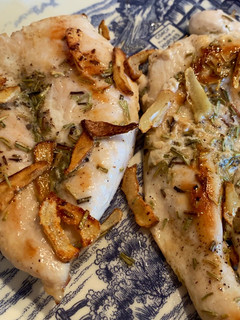Una foto de Pechugas de pollo a la plancha con ajo y romero