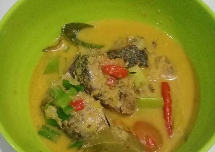 Langkah Mudah untuk memasak Gulai simpel ikan salem, Enak