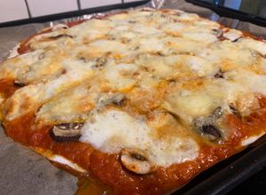 Une photo de Pizza champignons piperade