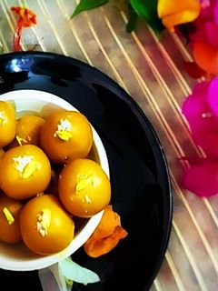 बेसन के लड्डू (besan ke ladoo recipe in Hindi) रेसिपी मुख्य फोटो