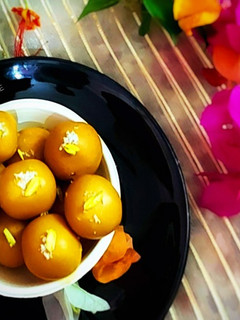 बेसन के लड्डू (besan ke ladoo recipe in Hindi) रेसिपी मुख्य फोटो