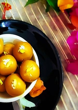 बेसन के लड्डू (besan ke ladoo recipe in Hindi) रेसिपी मुख्य फोटो