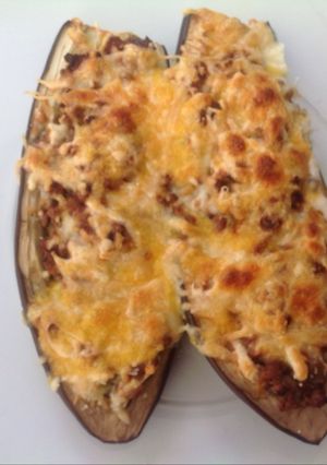 Una foto de Berenjenas rellenas de carne con espárragos verdes
