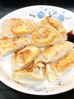飯盒:美味鍋貼煎餃 (搭配蒜苗炒豆干與荷包蛋) 的食譜成品照片