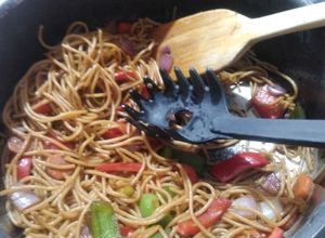 Una foto de Chow mein casero (spaghetti estilo chino)