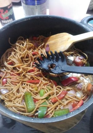 Una foto de Chow mein casero (spaghetti estilo chino)