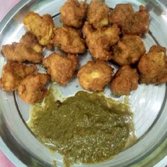 A picture of Moong Daal Aloo Pakore.