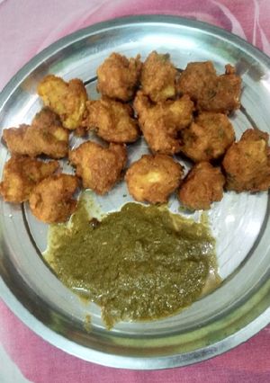 A picture of Moong Daal Aloo Pakore.