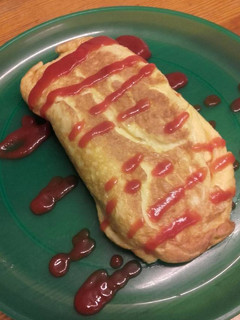 Una foto de Omelette con sorpresa de salchicha